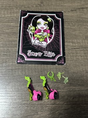 Monster High Doll Scarily Ever After Draculaura Snow Bite Shoes Earrings Necklac