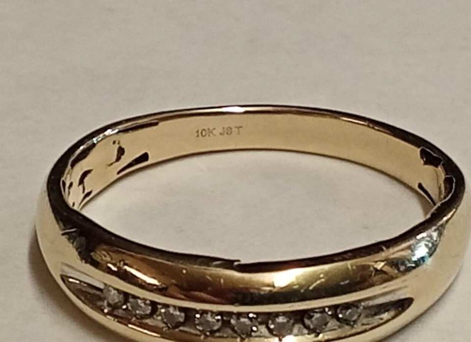 (RI4) 10k Yellow Gold Men's Diamond Wedding Band (.08 CTW) Size 10.25 2.8 Grams - Image 4 of 4