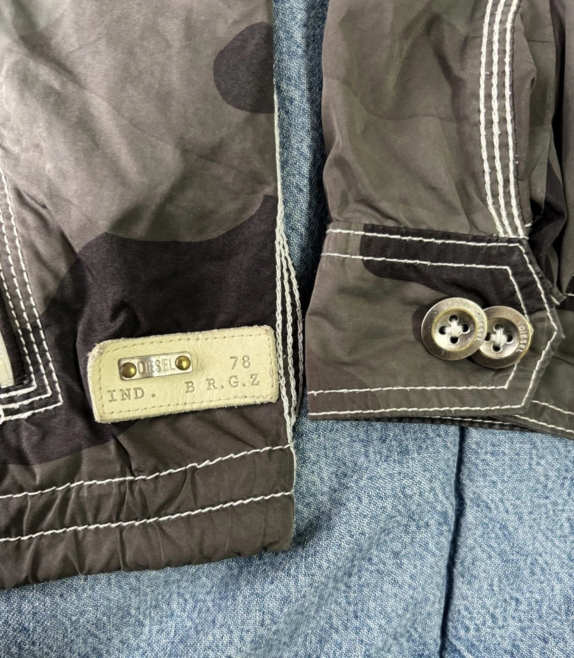 Chaqueta camuflada con capucha Diesel Vintage Smock con parches en el codo y bolsillos con cremallera talla L Foto 2 de 4