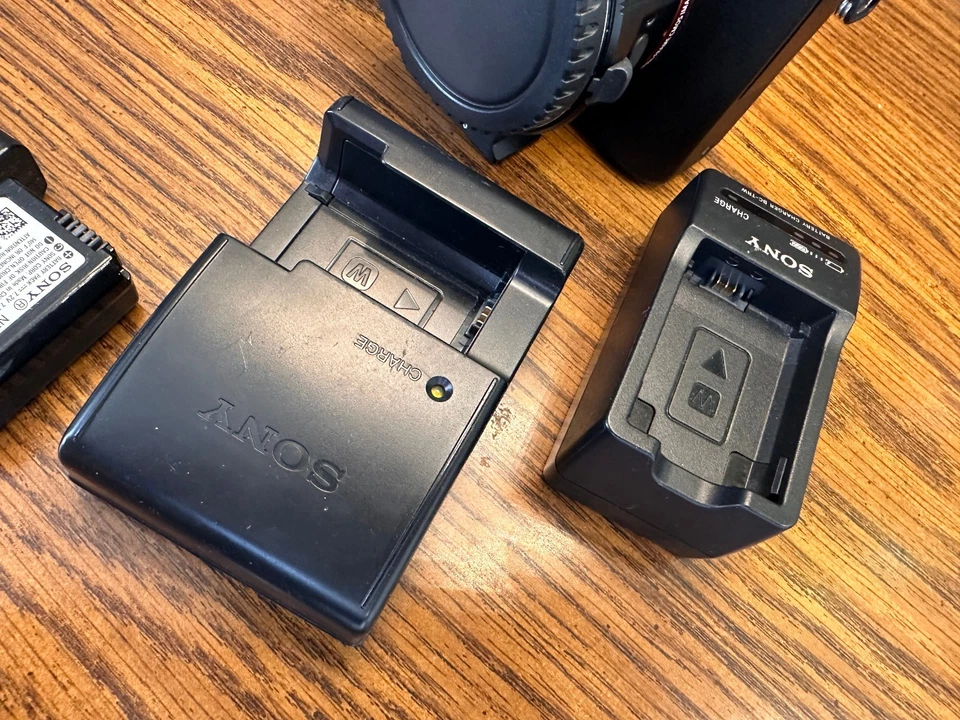 sony a7s ii -Cuerpo de cámara, adaptador de lente y cinco pilas Foto 4 de 4