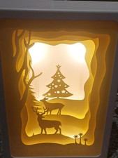 Schöne Weihnachtswald Lichtungsszene beleuchtetes Papier Diorama.