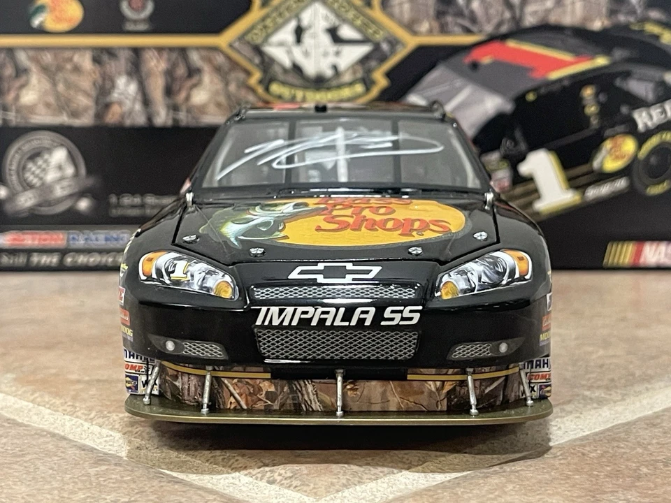 Bajo Martin Truex Jr 2008 Pro Shops conducido al aire libre camuflado cuna firmado 1/24 Foto 4 de 4