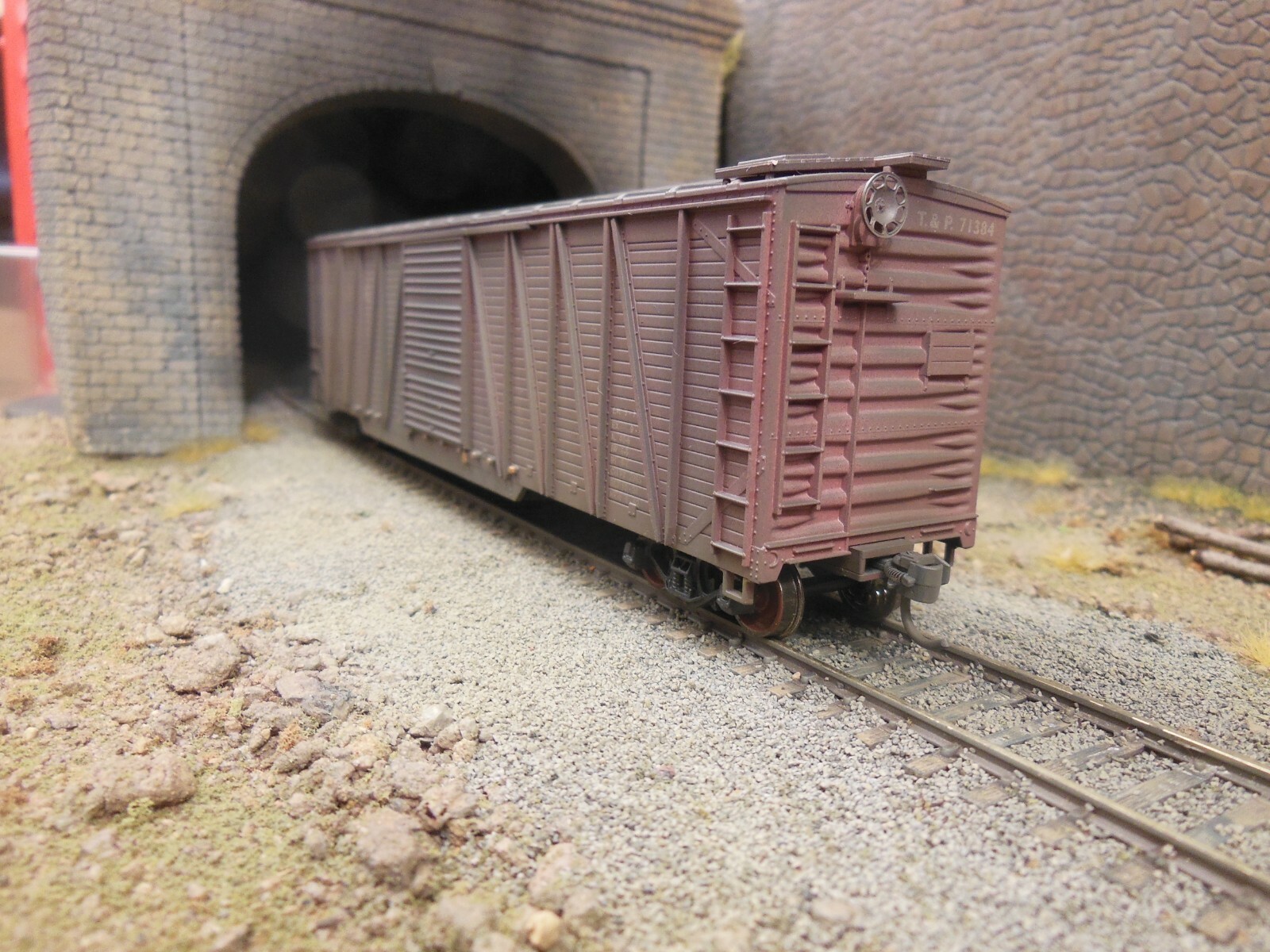 HO SCALE TEXAS & PACIFIC 71384 OUTSIDE BRACED 50' BOX CAR CUSTOM