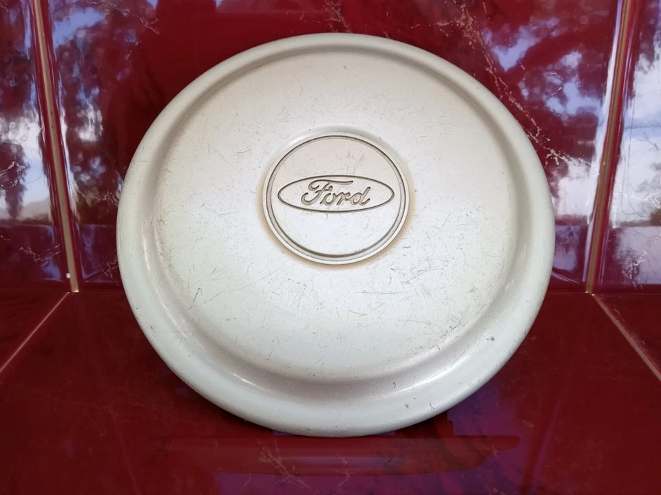 Ford Escort 1991-1997 (1) tapa central plateada de fábrica OEM # F7C6-1A096-BB vintage Foto 2 de 4