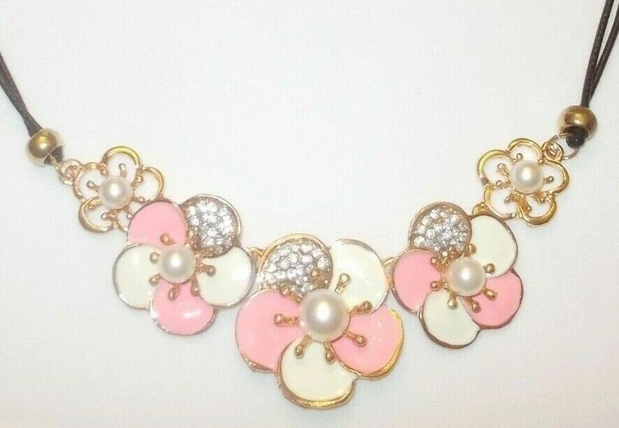 PRECIOSO COLLAR FRONTAL BETSEY JOHNSON ROSA CRISTAL Y ESMALTE FLORAL VINCULADO Foto 2 de 4