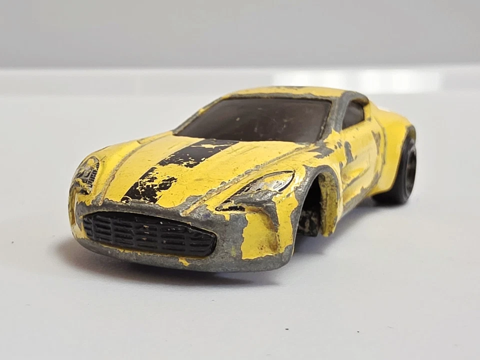 Hot Wheels Aston Martin One-77 Destrozado Ideal para Modificación o Colección  Foto 2 de 4