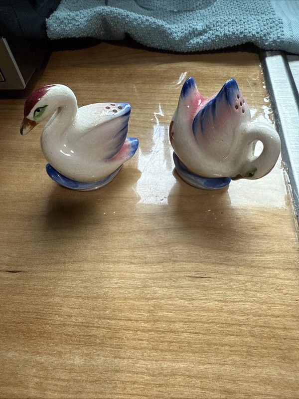 Salt & Pepper Shakers Hand Painted Porcelain Swimming Swans 1950s Or 60s VNT