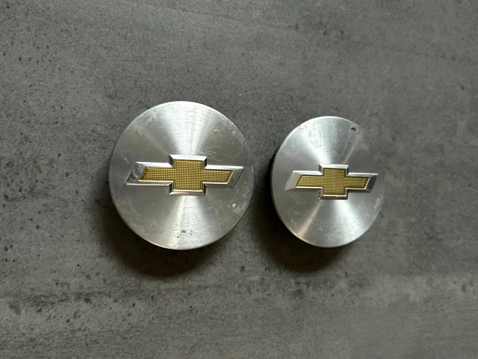 Par de tapacubos centrales de rueda plateados y dorados Chevy Traverse Equinox OEM 2 5/8" Colorado Foto 2 de 4