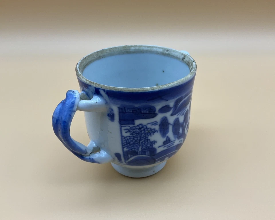 Antigua taza de porcelana de doble mango blanca y azul de exportación china de la década de 1800 Foto 4 de 4