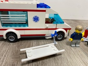 Lego 4431 City Ambulance Set With Minifigures - 100% Complete Retired