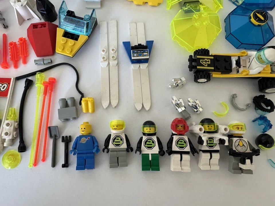 LEGO Vtg Classic Space Spaceman Minifigures 1990's Blacktron Lot Parts Jetpack - Image 3 of 4