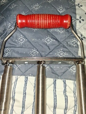 Vintage 5-Spring Chest Expander Exercise Puller Wood Handles Steel Fitness has 3
