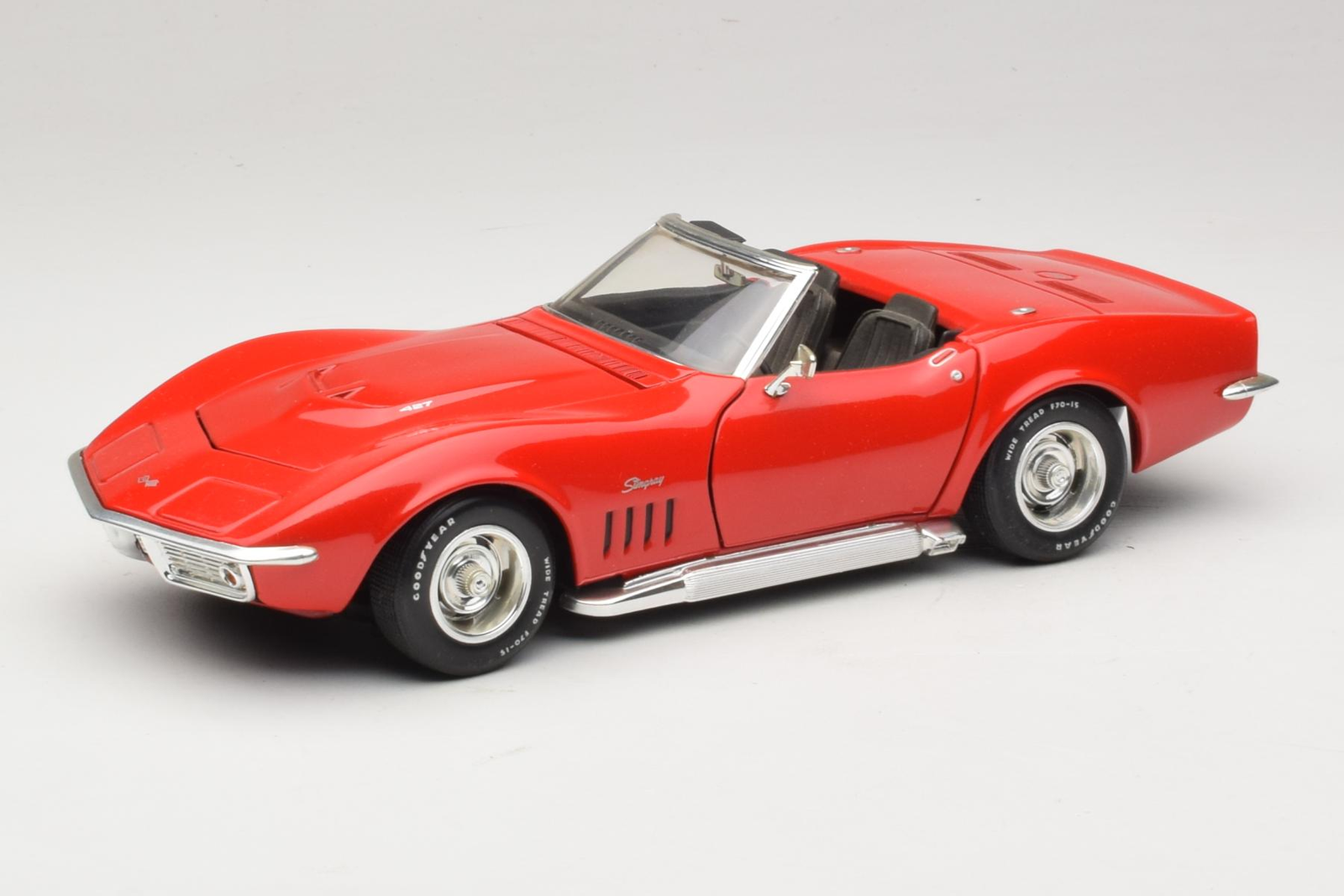 8833-P1 Chevrolet Corvette Convertible Red Revell 1/18