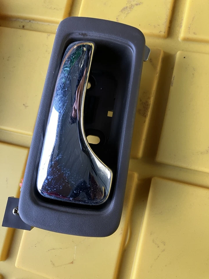 Оригинальная желтовато-коричневая хромированная ручка внутренней двери для правой задней пассажирской двери 1999 Acura RL - Изображение 3 из 4