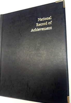 NATIONAL RECORD OF ACHIEVEMENT PVC A4 ORDNER IN BLAU LEDER OPTIK MIT Silber