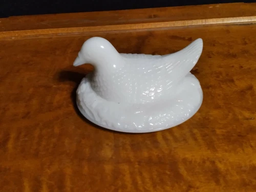 VINTAGE MILK WHITE HEN ON A NEST NESTING HEN - NO BASKET - LID ONLY