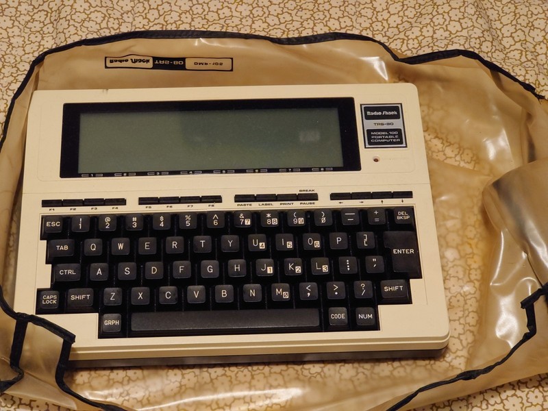 Radio Shack TRS-80 Model 100 Portable PC Computer Vintage Desktop