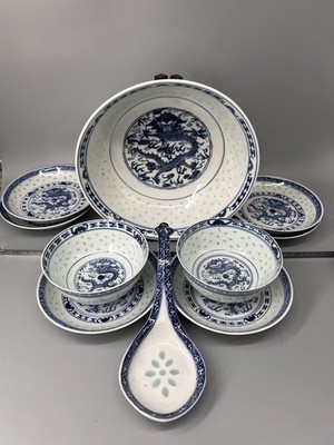 Chinesisches blau-weißes Porzellan Geschirr 1900-1940 Drachen-und Reiskornmuster