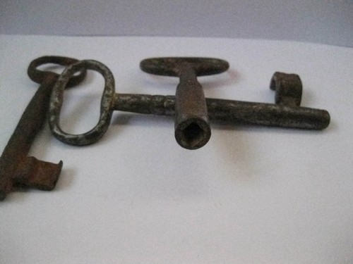 Cast Iron Keys - Skeleton Keys Old Locks & Clock Key - Picture 6 of 9