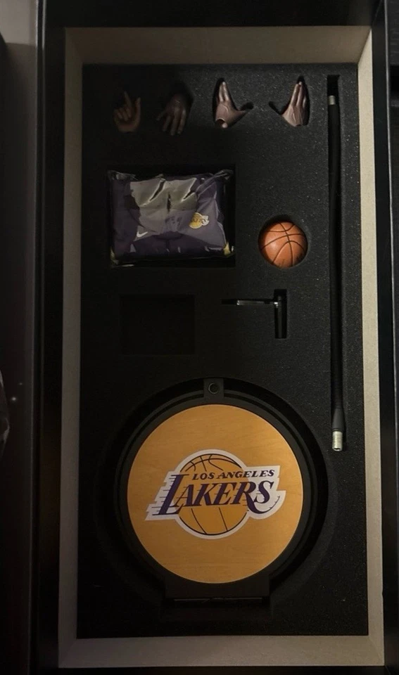 Enterbay coleção NBA escala 1/6 verdadeira obra-prima LeBron James - Imagem 3 de 4