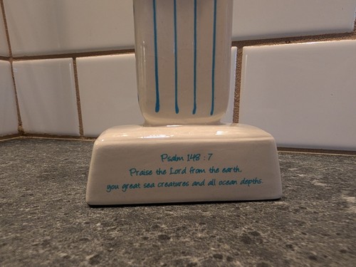 Keramik Streifenkreuz mit Segelboot Psalm 148:7 Meeresbewohner Vintage mit Box - Bild 3 von 6