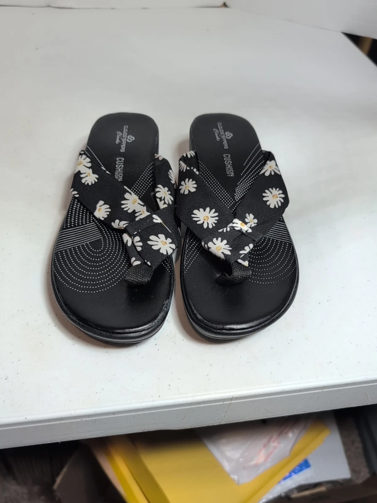 Sandali donna Cloudsteppers by Clarks morbidi con perizoma ammortizzati motivo margherita nero