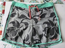 NWT Mens Patagonia 18 in Board Shorts Scallop Hem Wavefarer Exotic Floral SZ 38