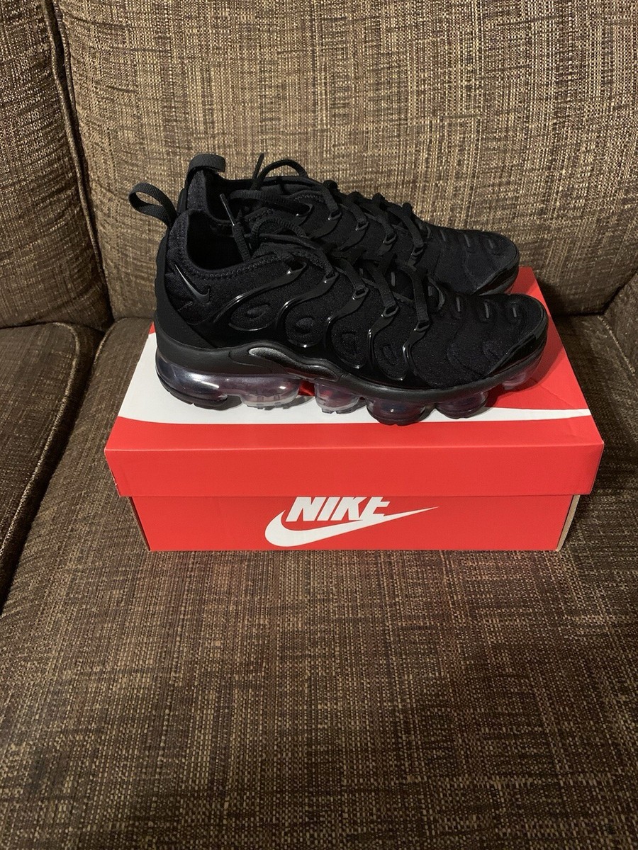 women's nike black vapormax plus