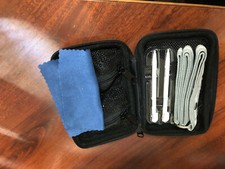 Étui noir zippé 5 x3 rangement jeu + 2 stylos blancs inclus et sangle de cou 18"