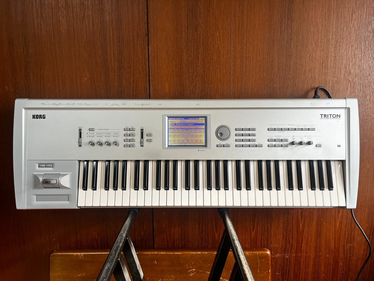 Korg Triton 61 key Music Workstation / Sampler ver. 2.0.0 w/ box