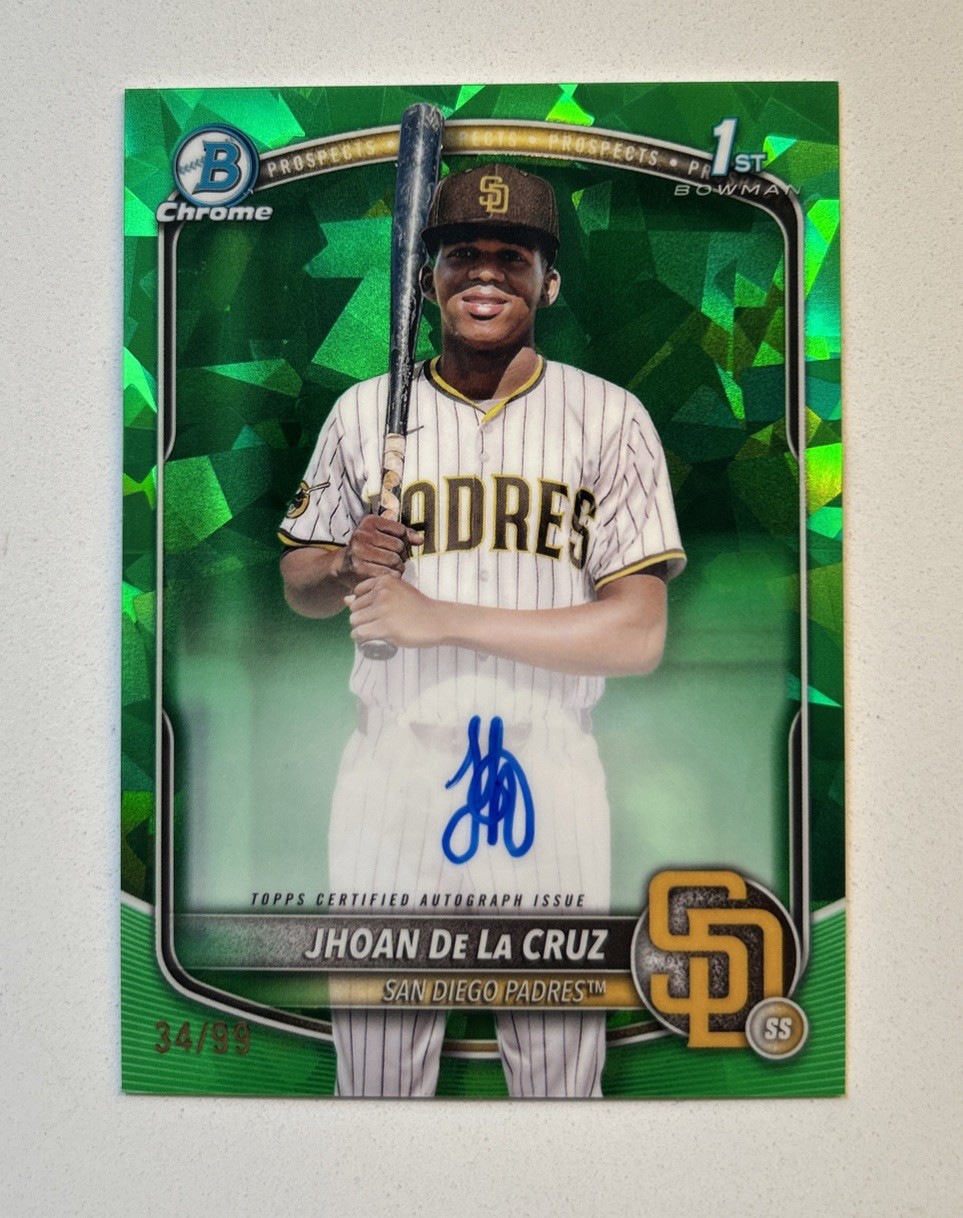 JHOAN DE LA CRUZ 2025 BOWMAN CHROME 1ST SAPPHIRE GREEN AUTO 34/99