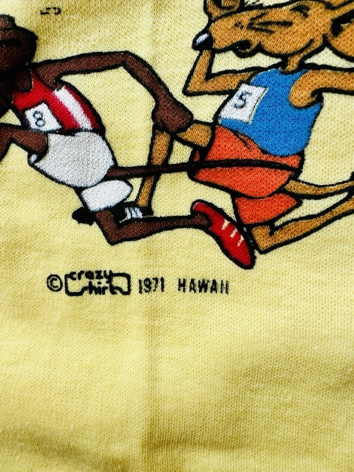 Camiseta amarilla vintage rara 1971 Crazy Shirt Hawaii Rat Race DEADSTOCK para mujer S Foto 3 de 4