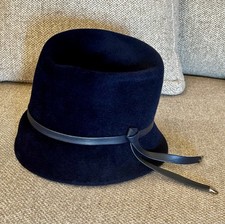 Beautiful CARSON PIRIE SCOTT Navy Blue Cloche Union Made Peachbloom Velour Hat