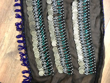 Bauchtanz Hüfttuchschwarz mit silbernen Münzen und Perlen in türkis und violett