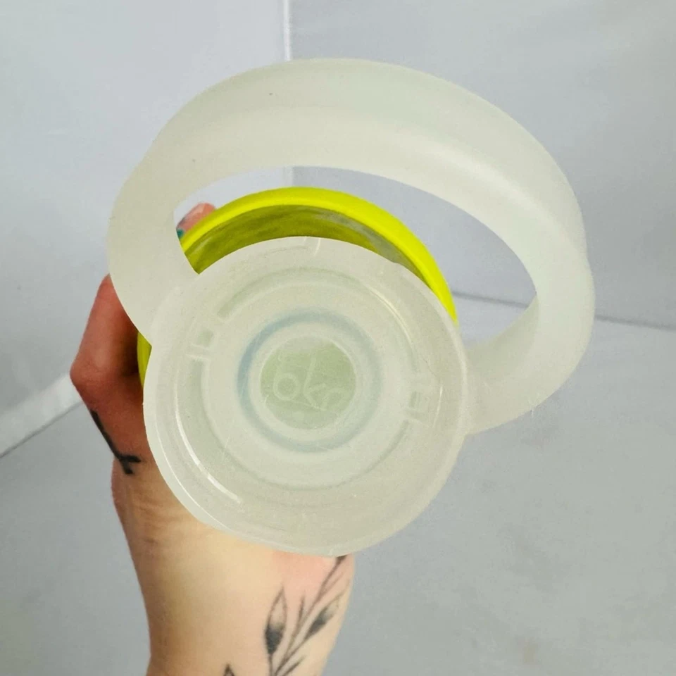 Botella de agua de vidrio BKR Teeny con funda de silicona verde 8 oz Foto 4 de 4