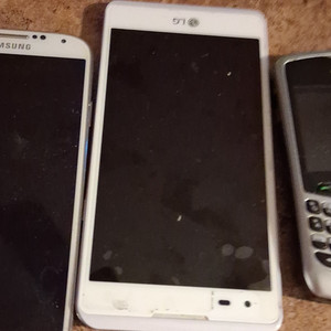 4 Samsung ,apple f Cell Phones Various 1. samsung2. samsung3. blackberry4. fix 