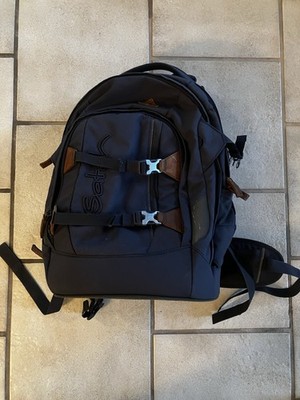 Satch Schul-Rucksack Schwarz mit braunen Riemen und Klickverschlüssen