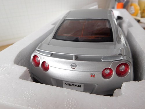Kyosho 1/18 Nissan GT-R (R35) 2020 Siler - Picture 7 of 10