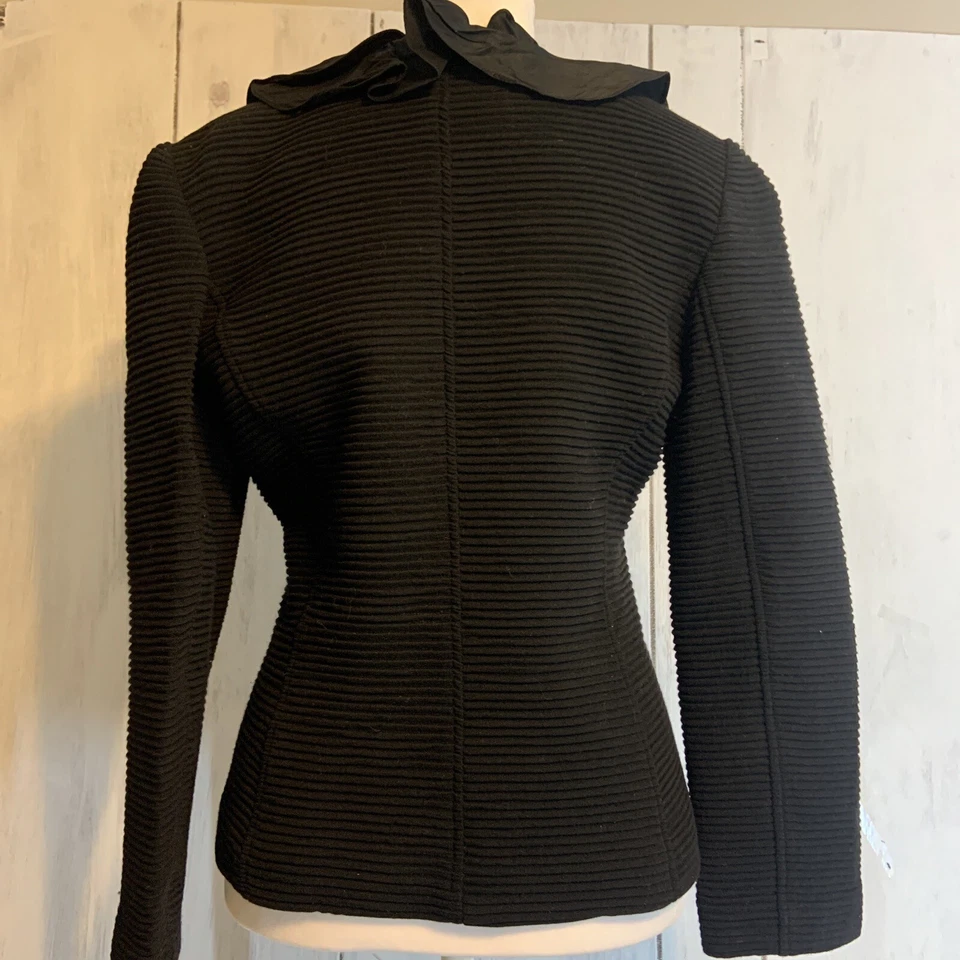 Jaqueta de trabalho Rickie Freeman Teri Jon feminina preta tamanho 8 gola com babados - Imagem 2 de 4