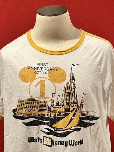 Colección Walt Disney World Vault Aniversario Grande Alto Hombres 2XL Magic Kingdom - Imagen 3 de 11