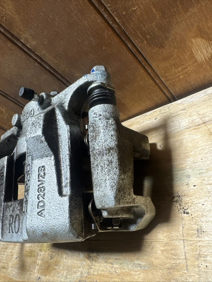 Pinza de freno de disco delantera izquierda Nissan Rogue 2021-2023 OEM Foto 3 de 4