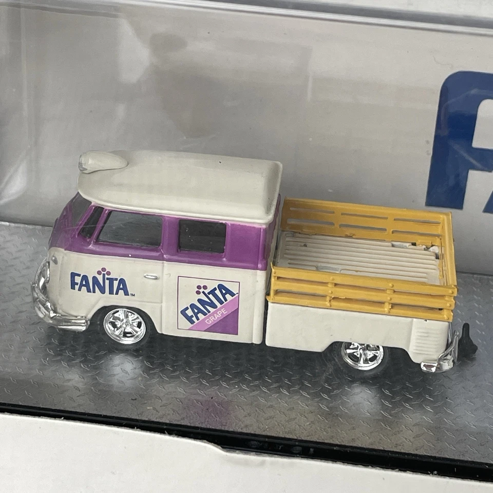 Camioneta y camión diecast VW Bus 1960 doble cabina M2 remolque CHASE púrpura Fanta Foto 4 de 4