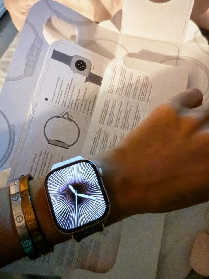 Apple Watch Series 10 GPS/Wif Oro Rosa 46mm. Nuevo DESBLOQUEADO Foto 2 de 3