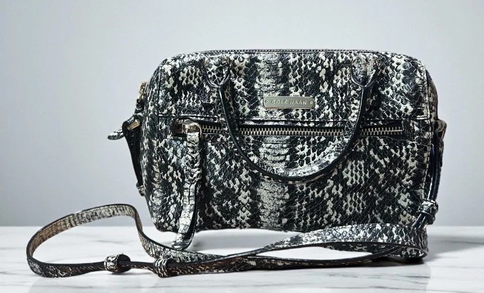 Bolso Bandolera Cole Haan Piel de Serpiente Estampado Cuero Negro Blanco Piel de Serpiente Foto 4 de 4