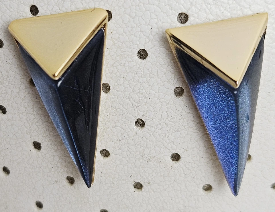 Brincos pirâmide triângulo lucite opalescente azul Alexis Bittar - Imagem 4 de 4