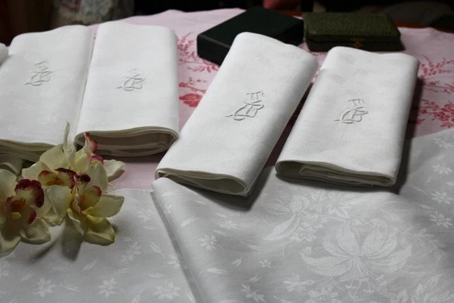 Service de table ancien en damassé - Nappe et 9 serviettes TB / 243614 - Photo 4/4