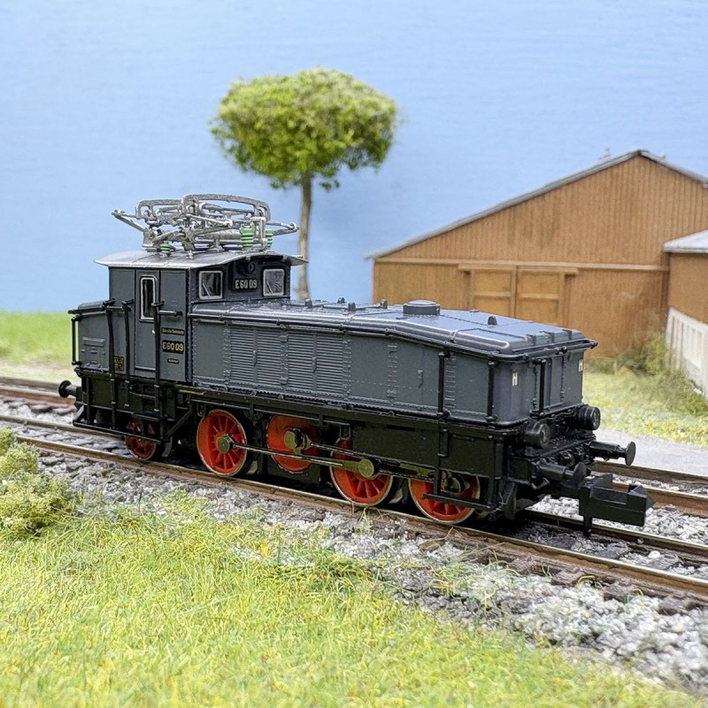 Locomotive E60 DRG Hobbytrain H3055 avec châssis métal échelle N