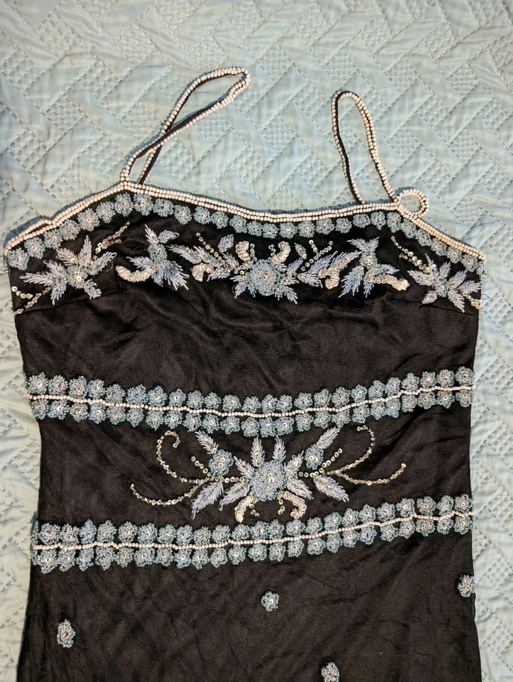 Vestido curto Marina preto alça espaguete branco azul lantejoulas frisadas tamanho 10 - Imagem 2 de 4