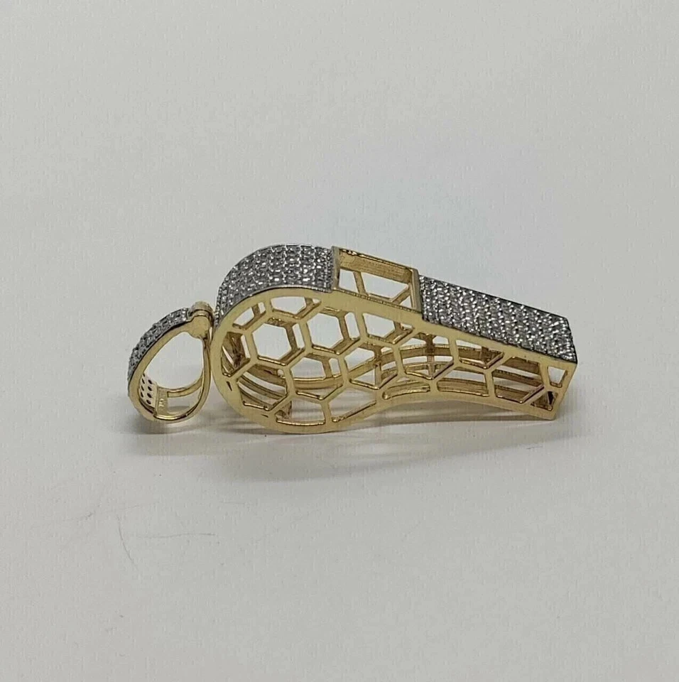 Colgante con dije de silbato Coach de diamantes redondo creado en laboratorio de 2 quilates enchapado en oro amarillo de 14 quilates Foto 2 de 4