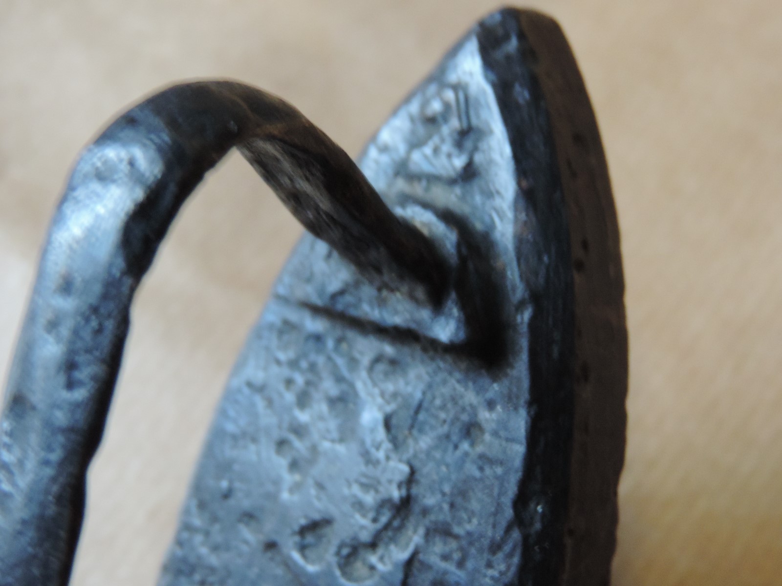 Rare Petit Fer à Repasser De Dentelle Tete De Bacchus